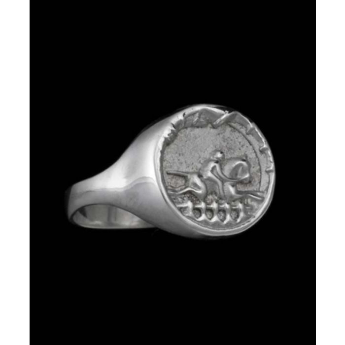 Loriece Hunt Signet Ring